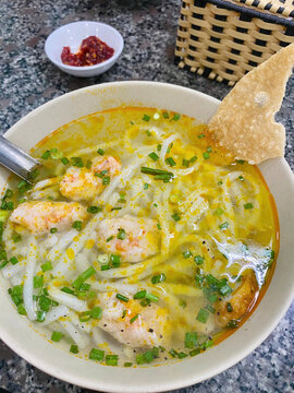 Vietnamese seafood b&aacute;nh canh with shrimp and fish cake