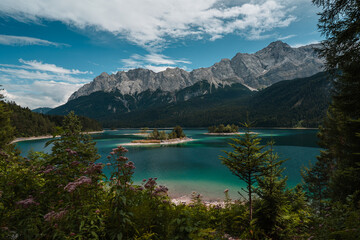 Obraz premium Eibsee Lake with Zugspitze Mountain Range and Emerald Water, Bavaria, Germany