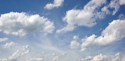 Obraz premium Abstract image of blurred sky. Blue sky background with cumulus clouds