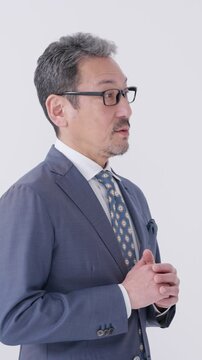 話すビジネスマン男性