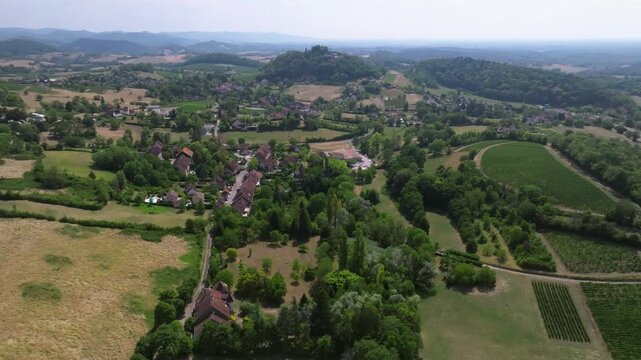 Vue a&eacute;rienne du village de L'&Eacute;toile et ses vignobles sous le soleil d'&eacute;t&eacute;, Jura (39)