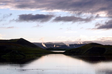 Dampfsäulen und Wolken über den Pseudokratern im Myvatn See, Island © Andreas P