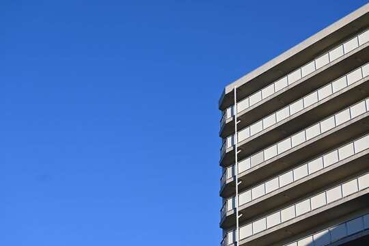 青空と高層マンションのコーナー