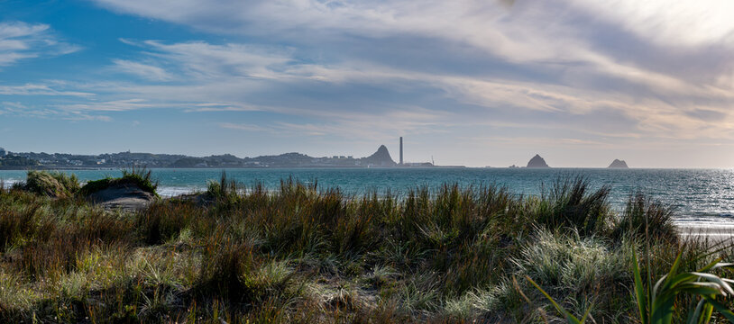 Paritutu Rock, Sugar Loaf Islands, Ngā Motu, Fitzroy Beach, New Plymouth, Taranaki, Neuseeland, Oceanus Pacificus, K&uuml;stenpanorama mit D&uuml;nengr&auml;sern und Inseln