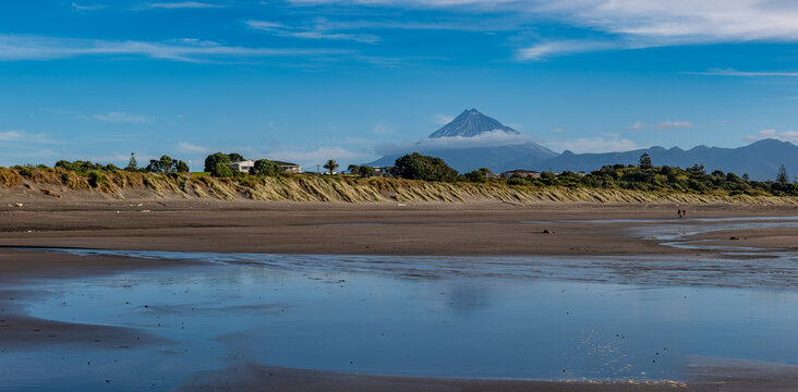 Mount Taranaki, Mount Egmont, Egmont National Park, Fitzroy Beach, New Plymouth, Taranaki, Neuseeland, Stratovulkan mit schwarzem Sandstrand, D&uuml;nen und Bachlauf im Panoramablick
