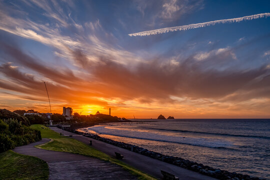 New Plymouth Coastal Walkway, Paritutu Rock, Sugar Loaf Islands, Taranaki, Neuseeland, Oceanus Pacificus, Sonnenuntergang an der K&uuml;ste mit goldener Himmelssimulation und Panoramablick