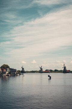 Moinhos em Zaanse Schans na Holanda ou Pa&iacute;ses Baixos
