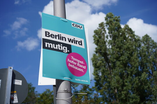 Wahlplakat der CDU zur Wahl zum Abgeordnetenhaus 206 mit dem Thema Randbebauung des Tempelhofer Felds in Berlin am 02.08.2026