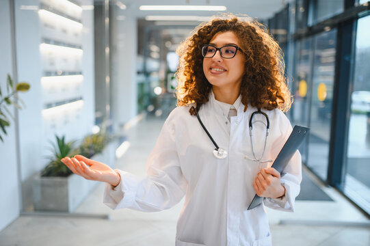 Female doctor explaining medical concepts in a clinic