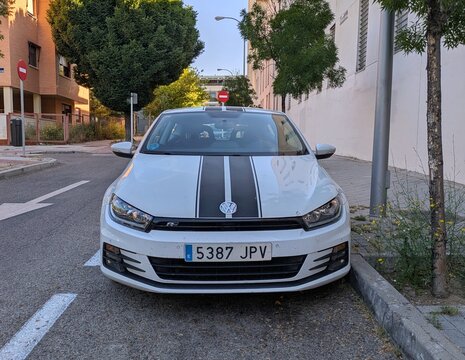 Vista frontal de un autom&oacute;vil Volkswagen Scirocco R-line, personalizado con dos franjas negras sobre el cap&oacute; y el techo, aparcado en una calle de Madrid, Espa&ntilde;a, 28 de mayo de 2026