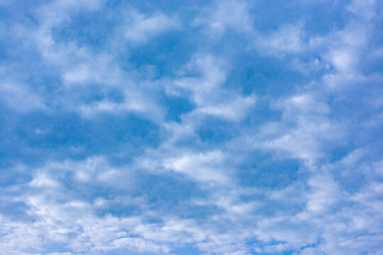 c&eacute;u azul com nuvens