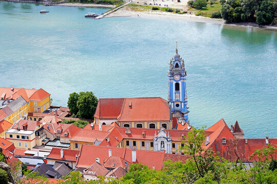 Das Stift D&uuml;rnstein mit seinem markanten blauen Turm am Ufer der Donau