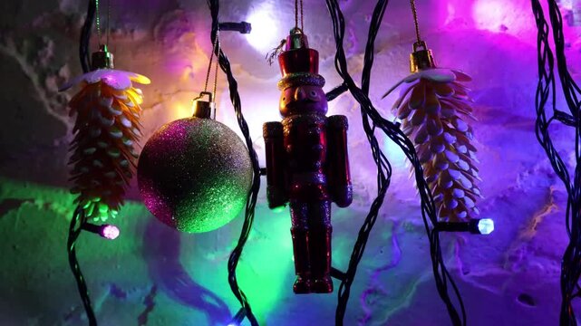 Una toma de cerca de un soldadito de juguete rodeado de bolas de navidad y luces de colores. Decoraci&oacute;n de navidad y fin de a&ntilde;o