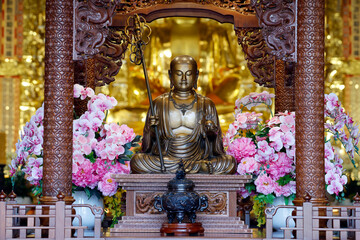 Obraz premium Vietnam Quoc Tu Pagoda. A patinated bronze statue depicting Kṣitigarbha, the bodhisattva of wandering souls. Ho Chi Minh City, Vietnam.