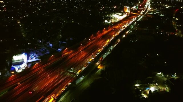 夜のインターチェンジを空撮　4K
