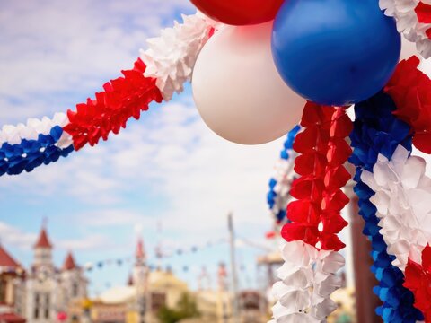 Rote, wei&szlig;e und blaue Luftballons mit Papiergirlanden &ndash; Die farbenfrohe Dekoration schm&uuml;ckt ein deutsches Volksfest und bietet viel freien Raum f&uuml;r Werbung und Gestaltung.