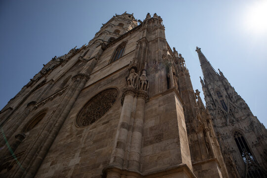 Maestosa facciata gotica della Cattedrale di Santo Stefano a Vienna con le imponenti torri e le guglie decorate riprese dal basso in una limpida giornata di sole, Austria.