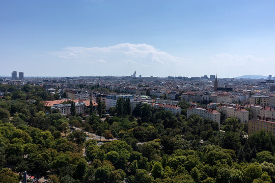 Veduta aerea panoramica della citt&agrave; di Vienna e del parco divertimenti del Prater scattata dall'interno di una cabina della celebre ruota panoramica Wiener Riesenrad in Austria.