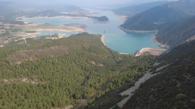 Le lac de M&eacute;diano avec son clocher et son barrage, en Aragon, pays basque espagnol, vue a&eacute;rienne, 