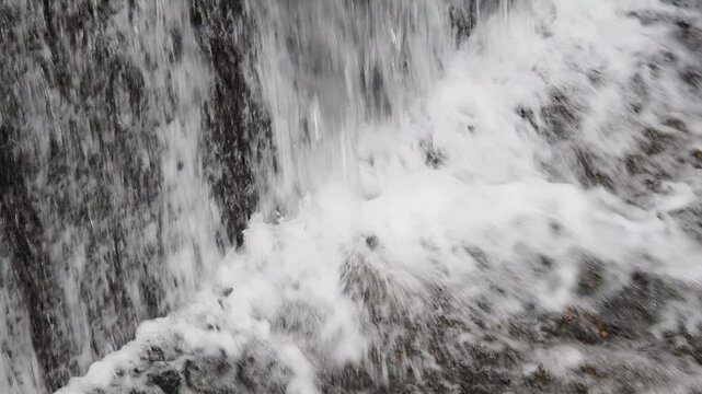 流れ落ちる水が描く川の滝の爽やかな景観