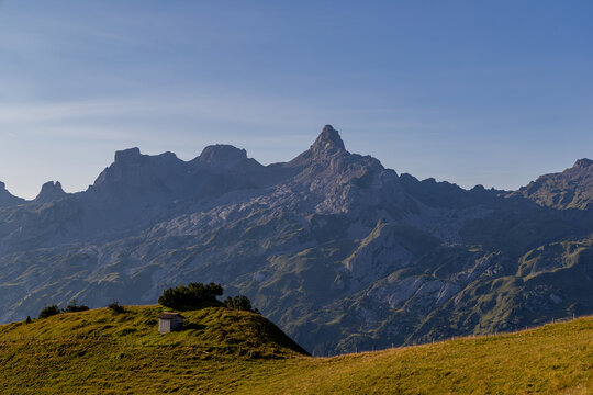 Chronenstock und Chaiserstock vor einer anmutigen H&uuml;gelkamm, Stoss, Kanton Schwyz, Schweiz