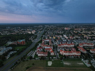Burzowe chmury nad Lesznem, główną aleją i osiedlem z czerwonymi dachami © Vladyslav Riadov