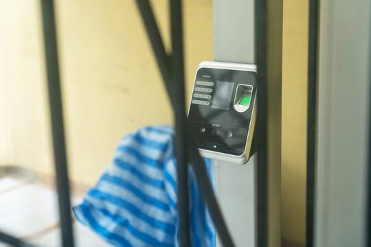 Electronic Entry System with Security Scanner