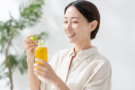 ペットボトルのお茶を飲む女性