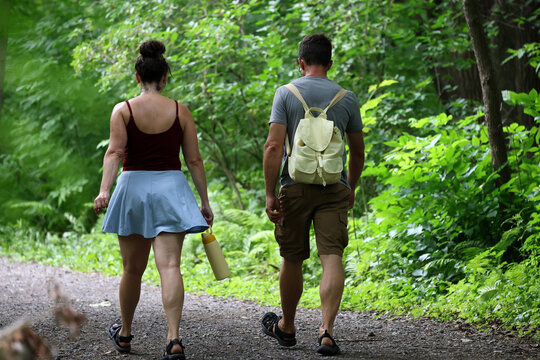 un couple marche sur un chemin dans la for&ecirc;t, Qu&eacute;bec, Canada
