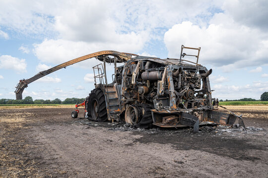 Ausgebrannter Feldh&auml;cksler nach Brand w&auml;hrend der Strohbearbeitung auf dem Acker.