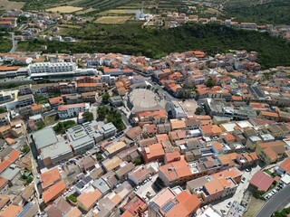 Sardynia - Włochy Castelsardo miasteczko na wzgórzu z charakterystycznym zamkeim na górze. Zdjęcie zrobione dronem z powietrza. Zamek, twierdza, wzgórze, morze, stare miasto © Konrad