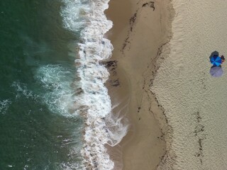 Sardynia - Włochy Piękna plaża San Pietro Amare na północy wyspy. Zdjęcie jest wykonane dronem. Fale, piękna plaża, piasek, morze, jezioro © Konrad