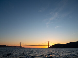 Obraz premium The Golden Gate Bridge, a suspension bridge, at sunset.