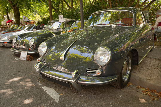 Porsche 356 C from 1964 and a 356 A T2 on the left