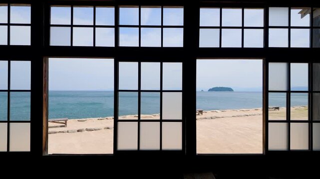 学校の教室から見る香川県の瀬戸内海　教育と地域風景