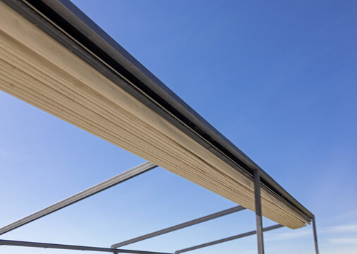 A closed retractable canopy provides maximum protection against bad weather and extends the lifespan of the fabric