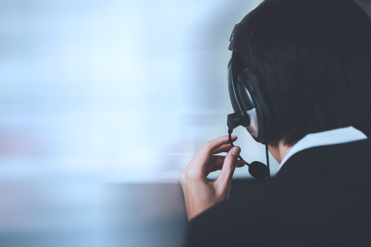 Customer service representative provides call center support, customer assistance, technical support, business communication, contact center, client service, professional consultation with a headset.