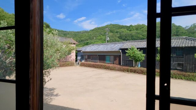 古い学校の窓から見る校舎　香川県の小豆島