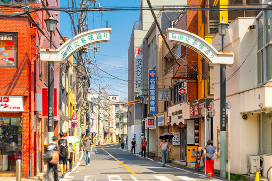 京王線・千歳烏山駅 烏山交番横通り商店街