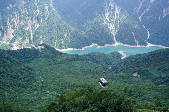 緑豊かな山々を望む絶景。青い湖とケーブルカーが織りなす壮大な自然景観。