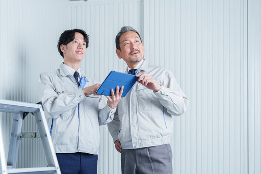 タブレットを使って現地調査をする作業員