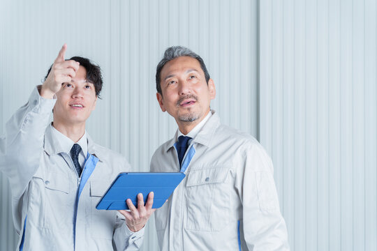 タブレットを使って現地調査をする作業員