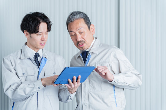 タブレットを使って現地調査をする作業員
