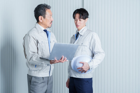 パソコンを使って現地調査をする作業員