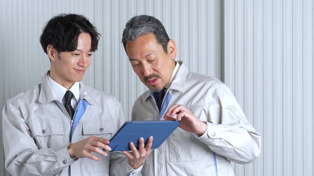 タブレットを使って現地調査をする作業員
