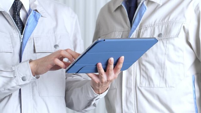 タブレットを使って現地調査をする作業員