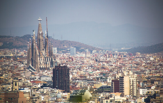 &middot; agosto 2026. Barcelona y Sagrada Familia. Vista general panor&aacute;mica ciudad con calima, contaminaci&oacute;n. 