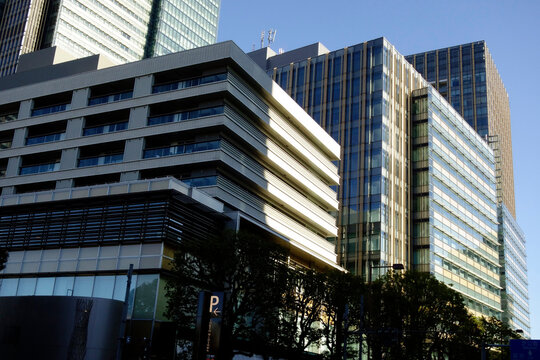 建物の抽象的で近未来的な東京銀座の現代建築