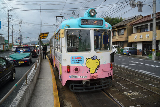日本高知県，2020 年11月19日：高知市の二路線上下左右で運行されてるに路面電車