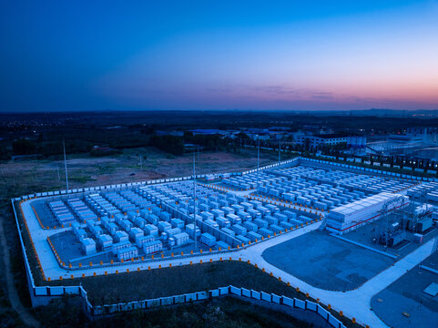 Large-scale energy storage power station captured during twilight with aerial wide-angle view